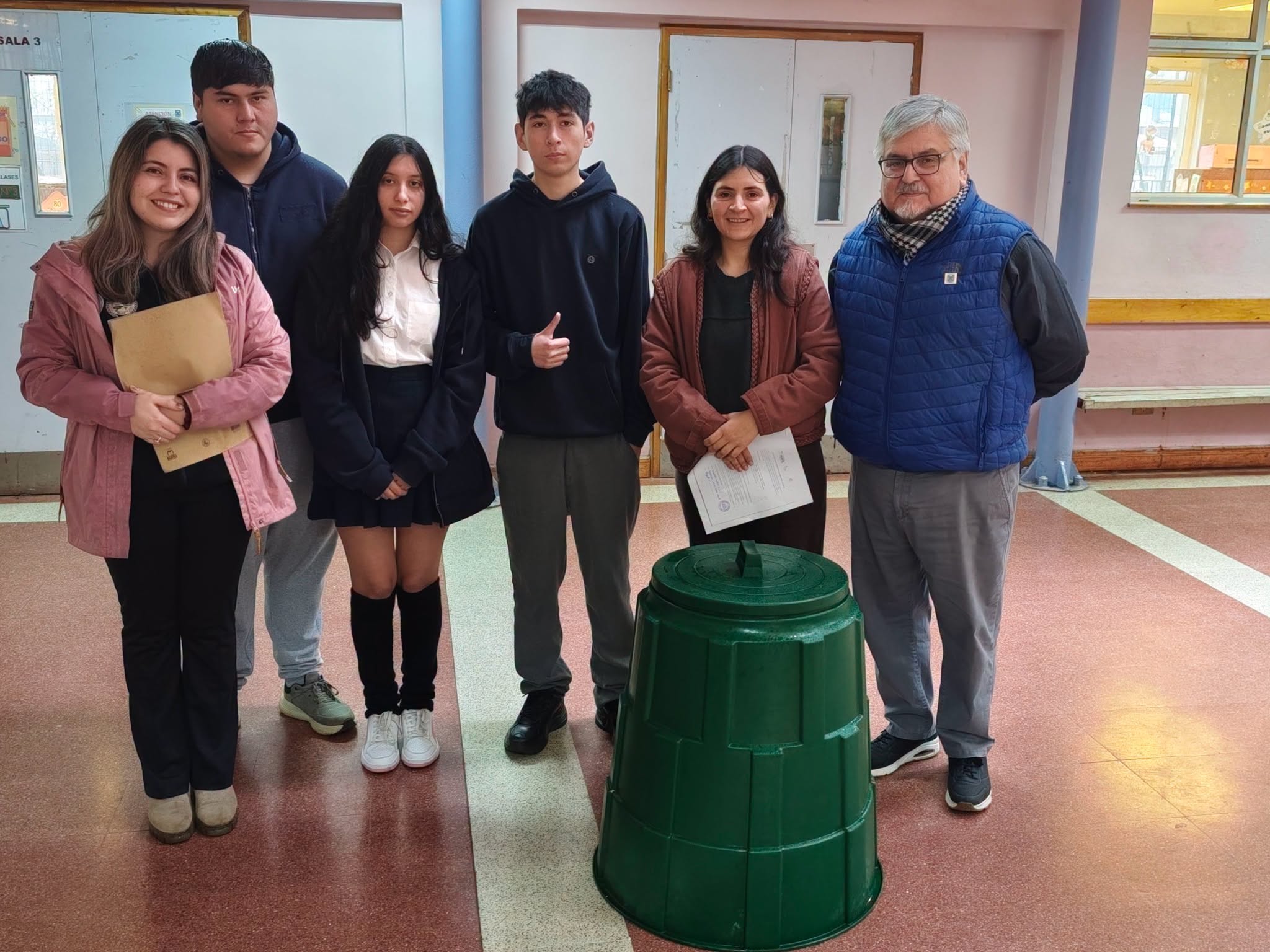 Liceo Bicentenario Gabriela Mistral recibe compostera por su compromiso ambiental